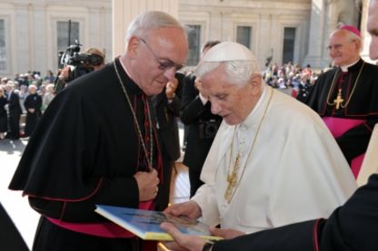 Rom, Oktober 2012: Bischof Heinz Josef Algermissen übereicht Papst Benedikt XVI. eine Dokumentation zum 300jährigen Jubiläum des Fuldaer Doms.